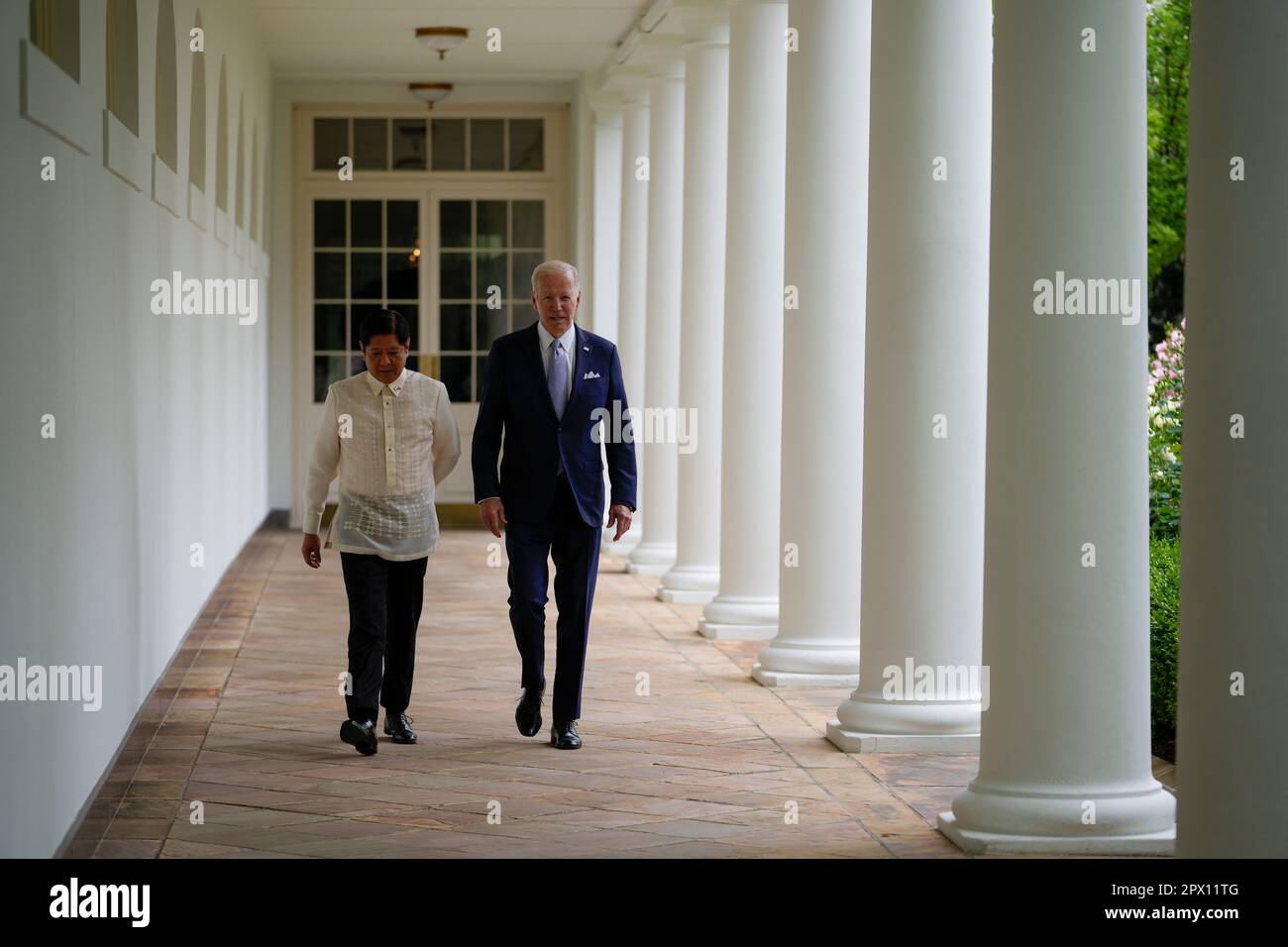 US-Präsident Joe Biden und der philippinische Präsident Ferdinand Marcos Jr. gehen auf der Westkolonnade zum Oval Office nach einer Begrüßungszeremonie im Weißen Haus in Washington am Montag, den 1. Mai 2023. Kredit: Carolyn Kaster/Pool über CNP Stockfoto