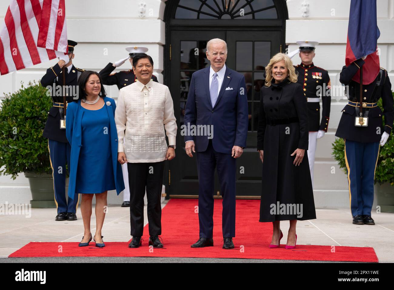 US-Präsident Joe Biden und First Lady Dr. Jill Biden begrüßen Ferdinand R. Marcos Jr. Präsidentin der Republik der Philippinen und Frau Louise Araneta-Marcos zum Weißen Haus in Washington, DC, 1. Mai 2023. Kredit: Chris Kleponis/CNP Stockfoto