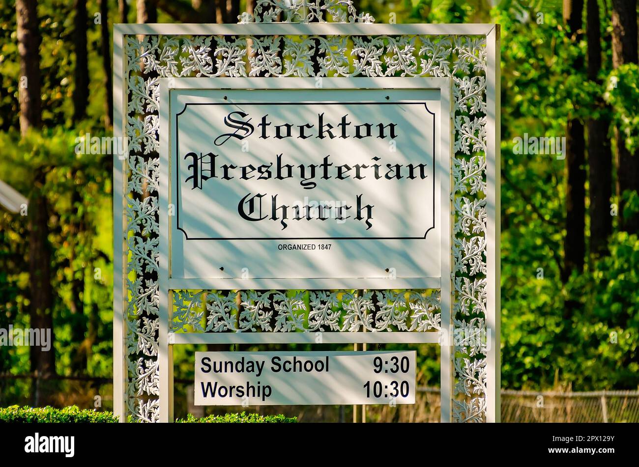 Ein schmiedeeisernes Schild wirbt für Stockton Presbyterian Church, 22. April 2023, in Stockton, Alabama. Stockfoto