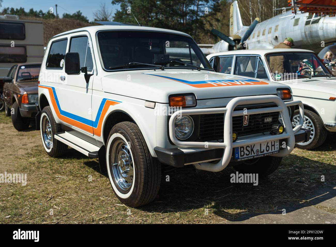 FINOWFURT, DEUTSCHLAND - 22. APRIL 2023: Sowjetischer Geländewagen Lada Niva. Treffen der Fans von Retro-Autos des Ostblocks (Ostfahrzeugtreffen). Stockfoto