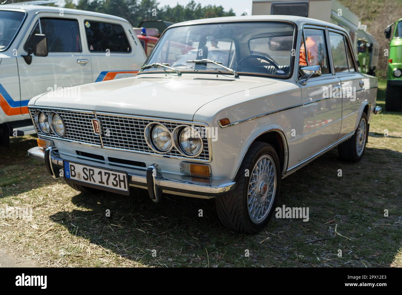 FINOWFURT, DEUTSCHLAND - 22. APRIL 2023: Sowjetischer Kompaktwagen VAZ-2106 Zhiguli. Treffen der Fans von Retro-Autos des Ostblocks (Ostfahrzeugtreffen). Stockfoto