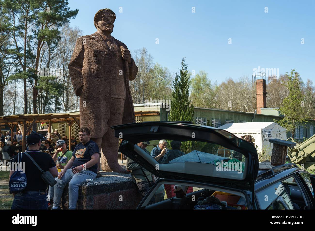 Denkmal auf dem ehemaligen sowjetischen Militärflugplatz des russischen Revolutionärs, Politikers Wladimir Lenin. Treffen von Fans von Osterautos im Retro-Look Stockfoto