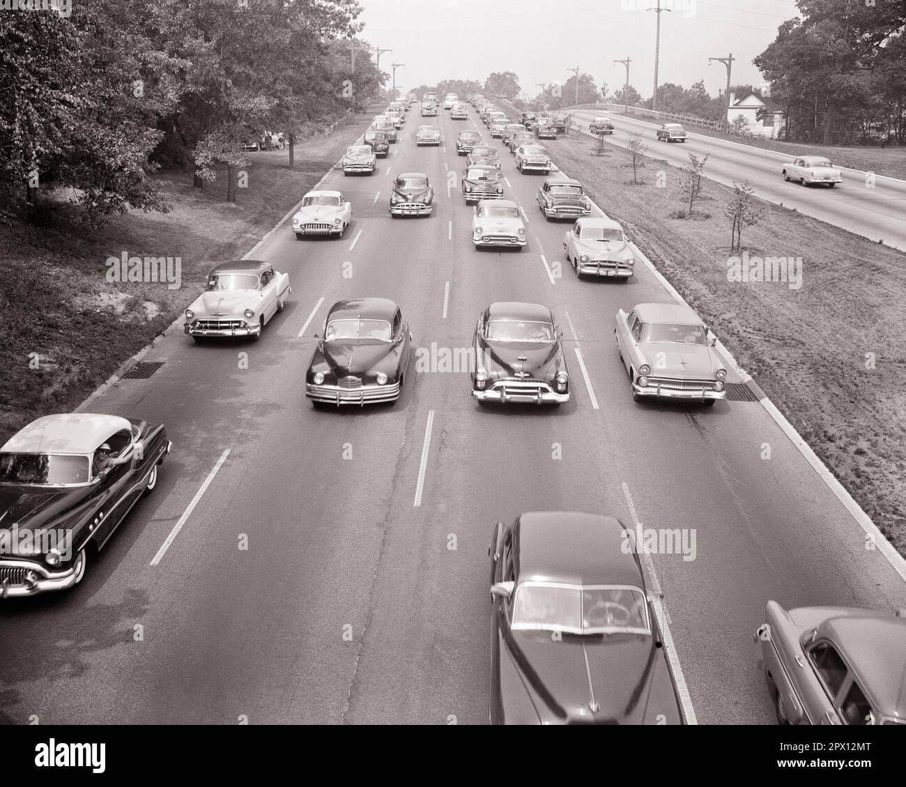 1950S M STARKER VERKEHR AUF VIER SPUREN DES ZWEISPURIGEN HIGHWAY - M5078 HAR001 HARS ALTMODISCH Stockfoto