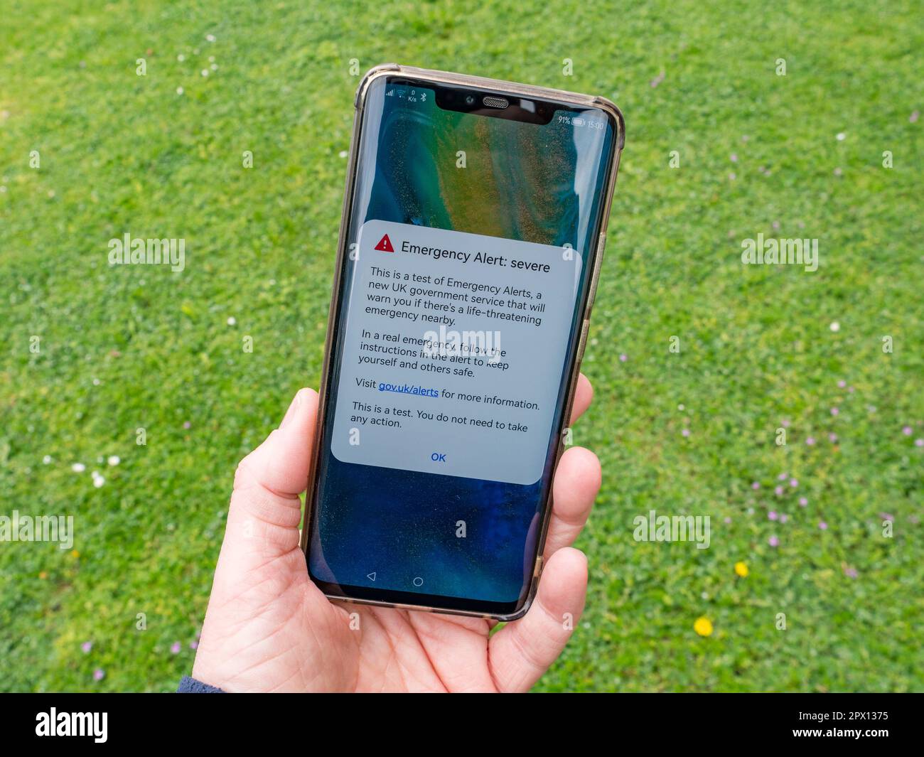 Die Notfallalarm-Testnachricht wurde an Einwohner des Vereinigten Königreichs am Sonntag, den 23. April 2023, London, Großbritannien gesendet. Stockfoto