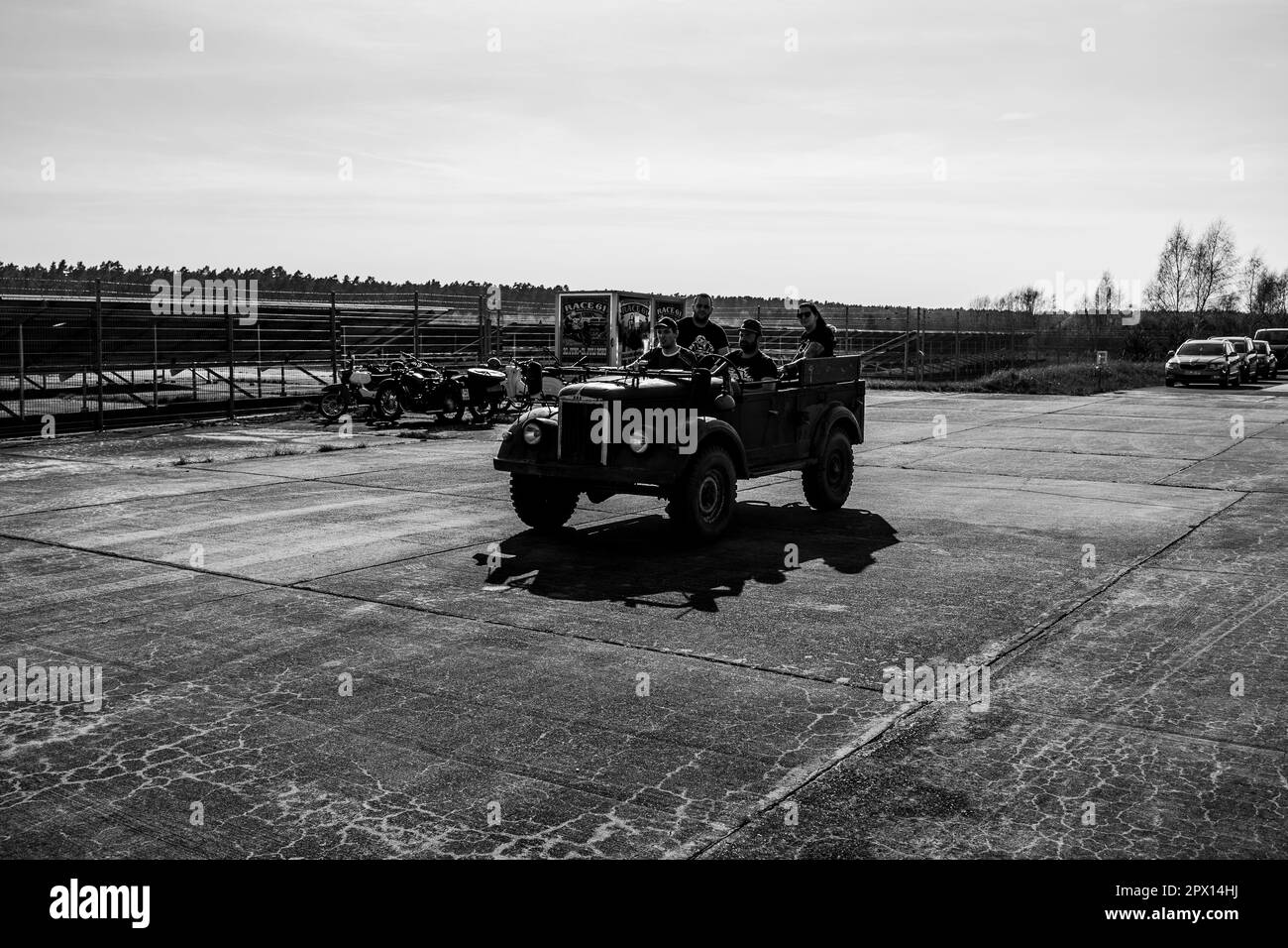 Sowjetischer leichter Lkw UAZ-69 (GAZ-69). Schwarz auf Weiß. Treffen der Fans von Retro-Autos des Ostblocks (Ostfahrzeugtreffen). Stockfoto