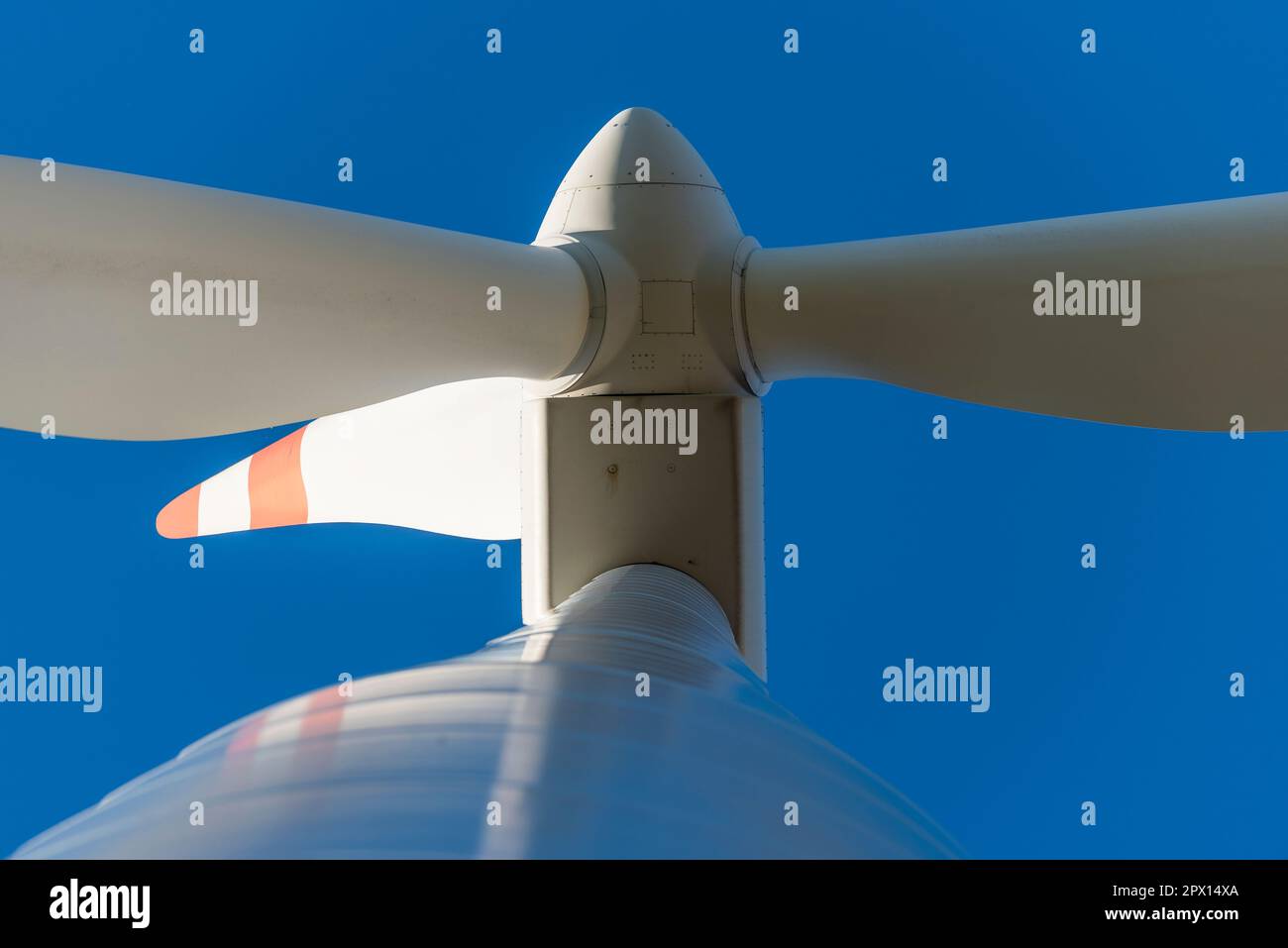 Rotor und Generator einer Windturbine als Teil einer Windkraftanlage in der Unteransicht Stockfoto