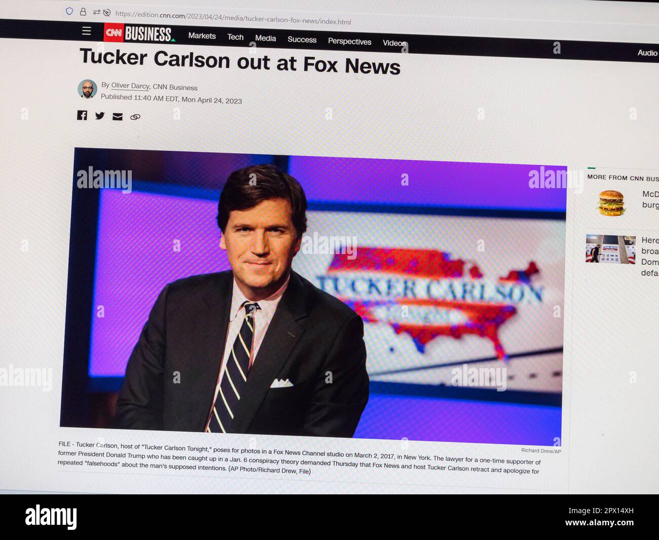 Reaktion auf CNN Business Website mit Eilmeldung nach der Entlassung von Fox News Presenter Tucker Carlson am 24. April 2023. Stockfoto
