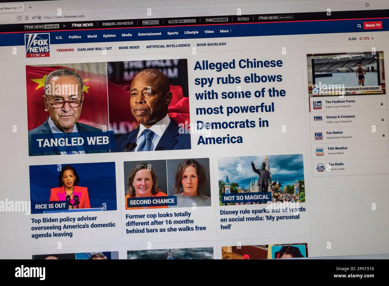 Reaktion (oder eher mangelnde Reaktion) auf der Fox News-Website unmittelbar nach der Entlassung des Moderators Tucker Carlson am 24. April 2023. Stockfoto