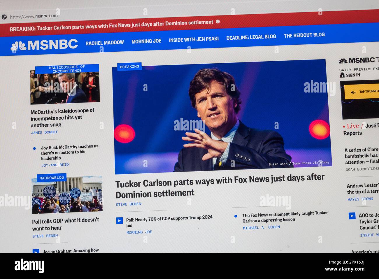 Reaktion auf der MSNBC-Website mit Eilmeldung nach der Entlassung von Fox News Presenter Tucker Carlson am 24. April 2023. Stockfoto