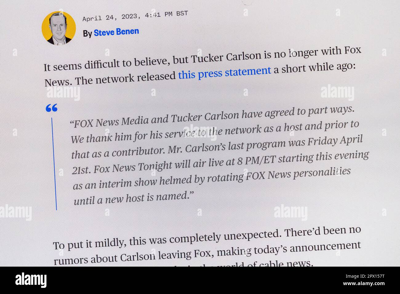 Reaktion auf der MSNBC-Website mit vollständiger Ankündigung von Fox News nach der Entlassung des Moderators Tucker Carlson am 24. April 2023. Stockfoto