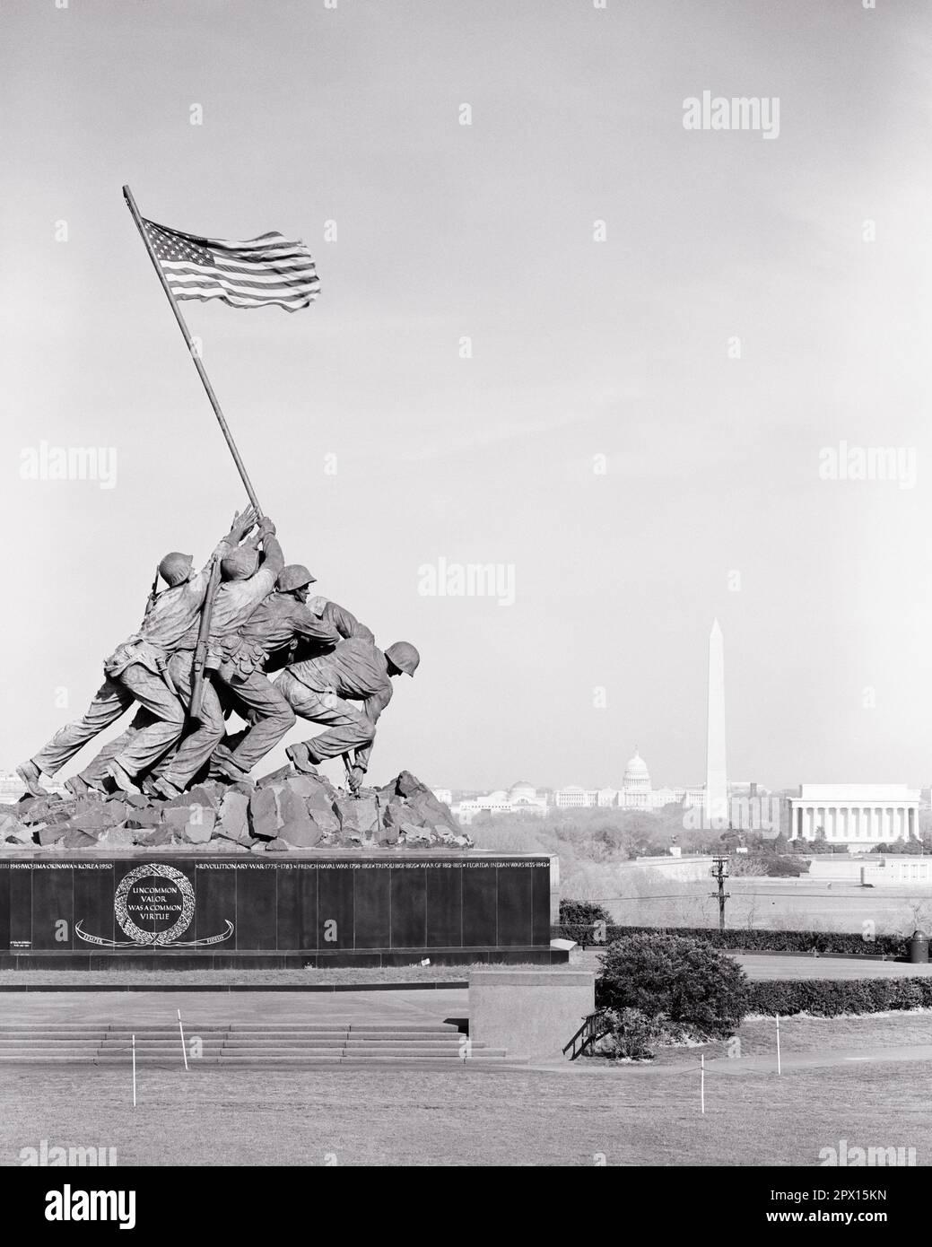 1960S US MARINE CORPS WAR MEMORIAL IN DER SKYLINE VON ARLINGTON VIRGINIA, WASHINGTON DC AM HORIZONT, DIE FLAGGE AUF IWO JIMA WEHT - R18233 HAR001 HARS STRENGTH COURAGE DISTRICT DER COLUMBIA AUSSENFÜHRUNG WELTKRIEGE STOLZ WELTKRIEG ZWEITEN WELTKRIEG KRIEG II PATRIOT HAUPTSTADT LINCOLN MEMORIAL VERBINDUNG KONZEPTIONELLE MARINE CORPS STÄDTE PATRIOTISCHE STARS UND STREIFEN UNTERSTÜTZEN DEN IWO DES WELTKRIEGS 2 JIMA OLD GLORY KOOPERATION CORPS PATRIOTISMUS ROT-WEISS-BLAU ZUSAMMENGEHÖRIGKEIT ARLINGTON SCHWARZ-WEISS BEZIRK FEDERAL HAR001 ALTMODISCH WASHINGTON MONUMENT Stockfoto