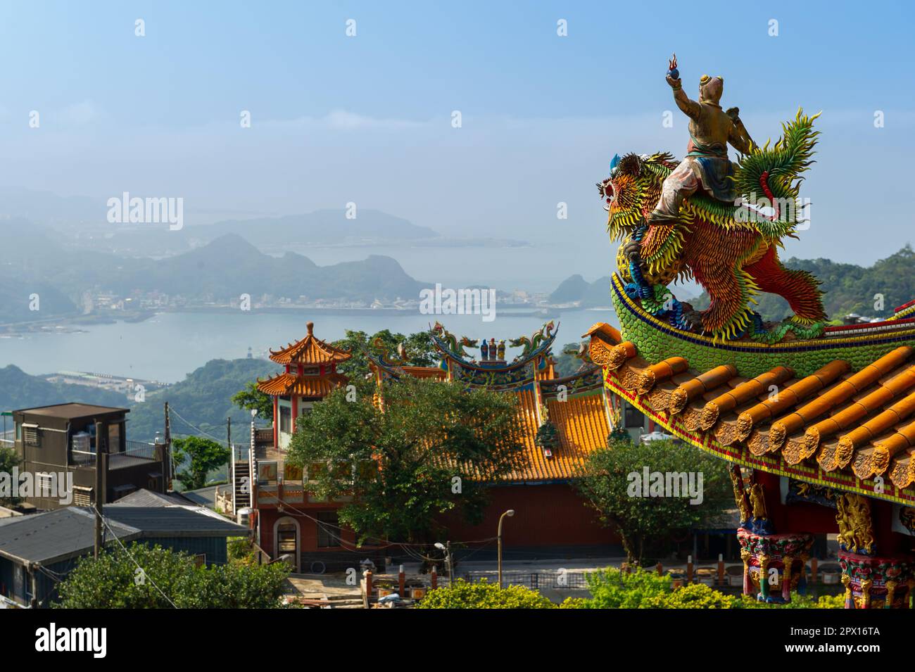Blick über die Ostchinesische Küste vom Dach des Jiufen Xiahai City GottTempels, Jiufen, Taiwan Stockfoto
