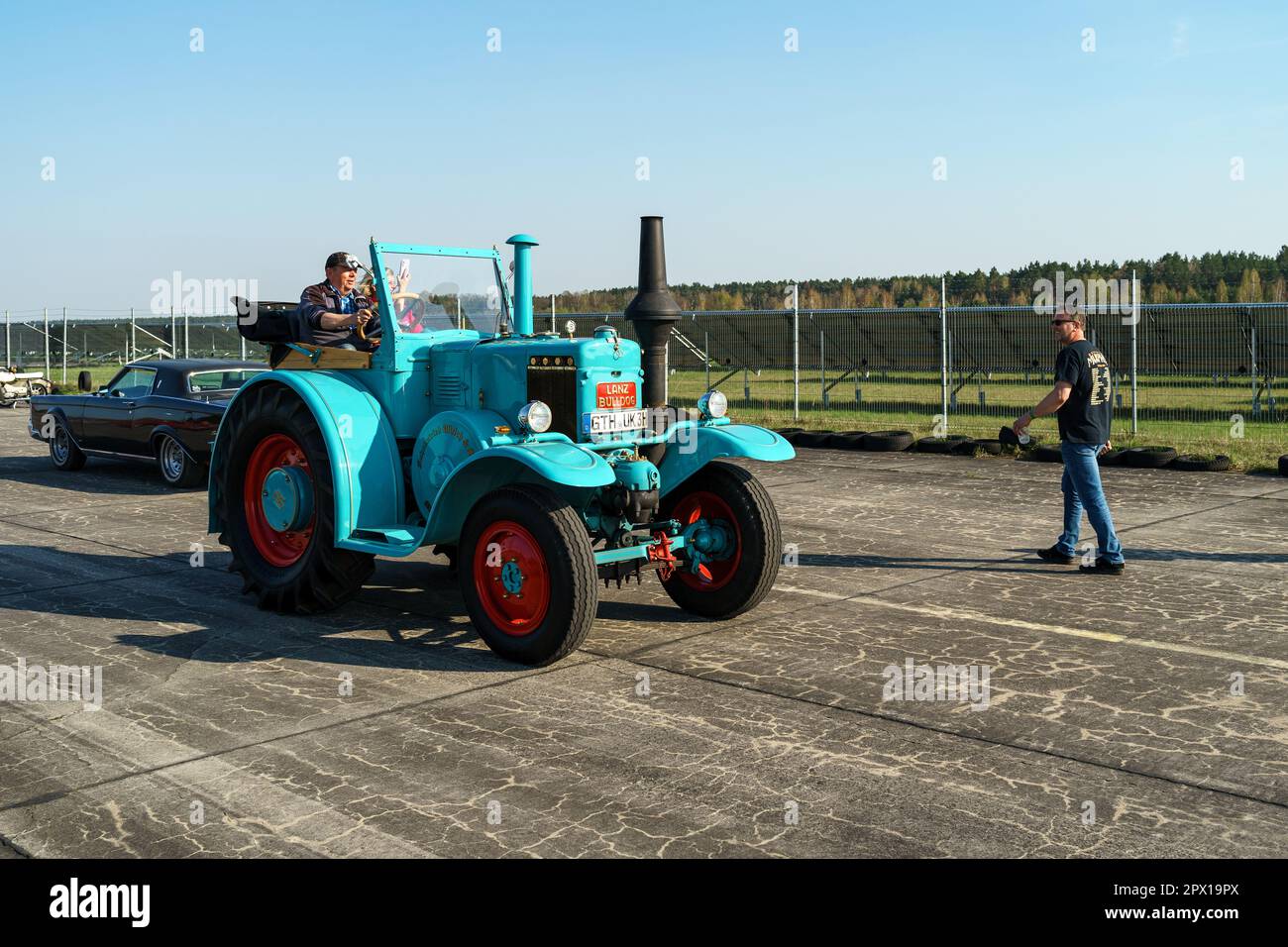 FINOWFURT, DEUTSCHLAND - 22. APRIL 2023: Traktor Lanz Bulldog. Treffen der Fans von Retro-Autos des Ostblocks (Ostfahrzeugtreffen). Stockfoto