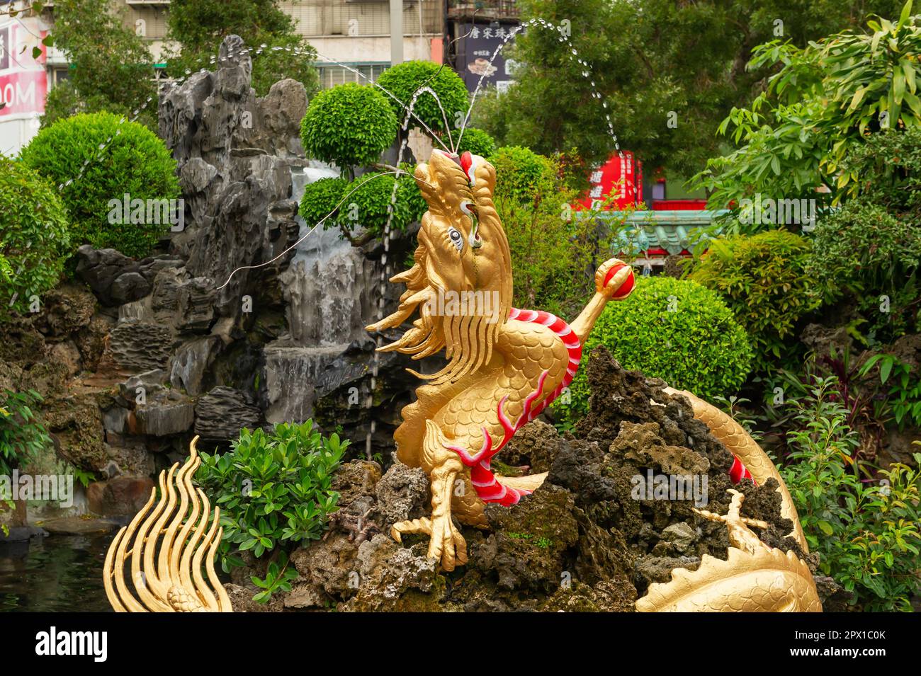 Ein Goldener Drache im Longshan Tempel, Taiwan, Taipei Stockfoto