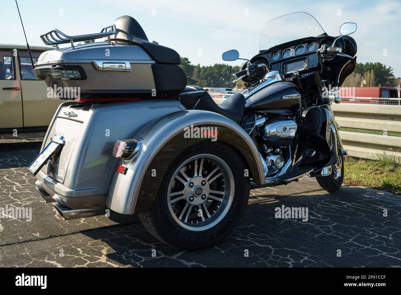 Ein dreirädriges Motorrad Harley-Davidson Tri Glide Ultra Classic. Rückansicht. Treffen der Fans von Retro-Autos des Ostblocks (Ostfahrzeugtreffen). Stockfoto