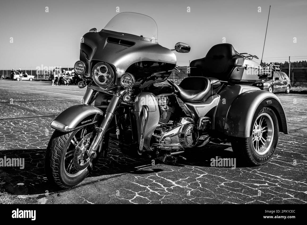 Ein dreirädriges Motorrad Harley-Davidson Tri Glide Ultra Classic. Schwarz auf Weiß. Treffen der Fans von Retro-Autos des Ostblocks (Ostfahrzeugtre) Stockfoto