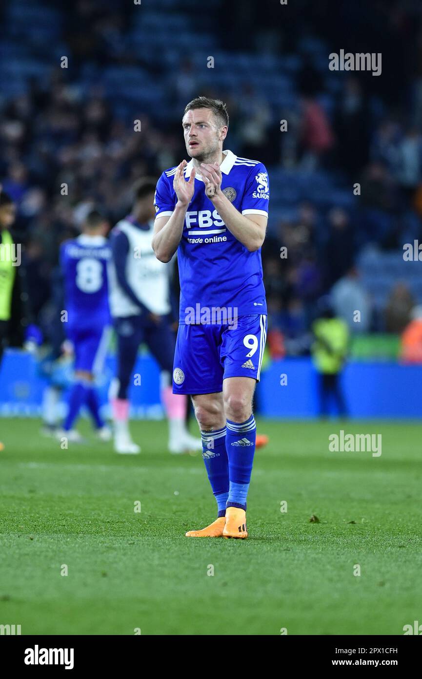 King Power Stadium, Leicester, Großbritannien. 1. Mai 2023. Premier League Football, Leicester City gegen Everton; Jamie Vardy von Leicester City applaudiert den Heimfans nach der letzten Pfeife Credit: Action Plus Sports/Alamy Live News Stockfoto