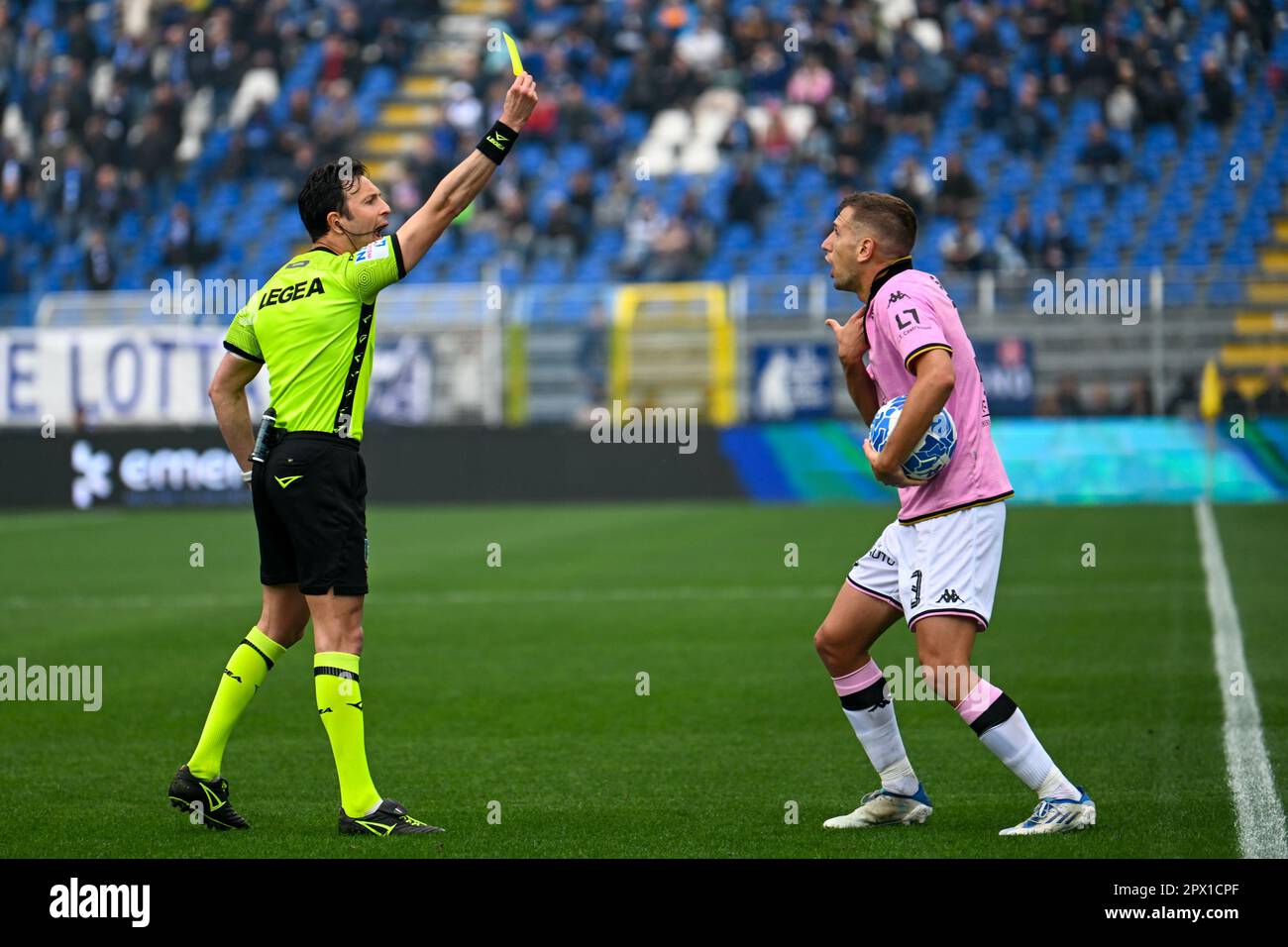 Como, Italien. 01. Mai 2023. Palermoâ&#x80;&#X99;s Marco Sala erhielt eine gelbe Karte während des Fußballspiels Como 1907 der italienischen Serie BKT gegen den FC Palermo im Comunale G. Sinigaglia-Stadion in Como, Italien, 1. Mai 2023 Kredit: Unabhängige Fotoagentur/Alamy Live News Stockfoto