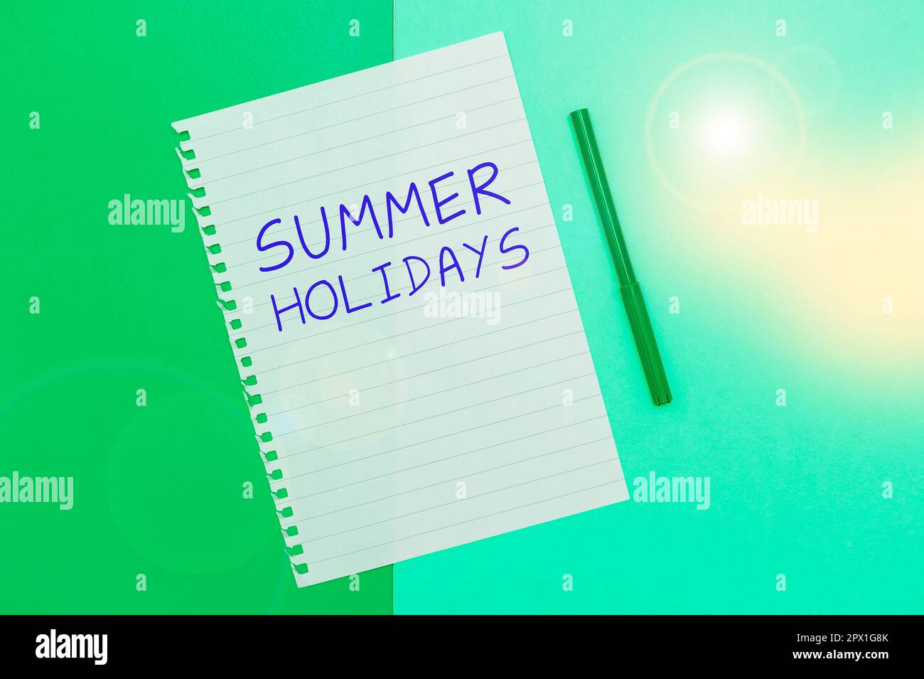 Schreiben mit Text Sommerferien, Wort geschrieben auf Urlaub während der Sommersaison Schulferien oder Ferien Stockfoto