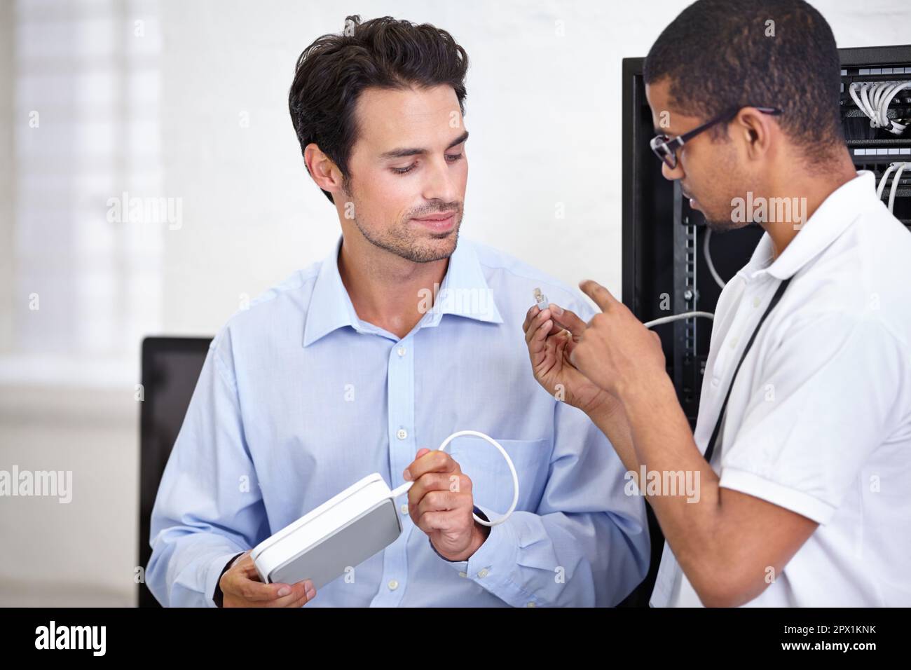 Dafür sorgen, dass Technologie für ihn funktioniert. Ein junger IT-Spezialist, der bereit ist, einen Server zu reparieren. Stockfoto