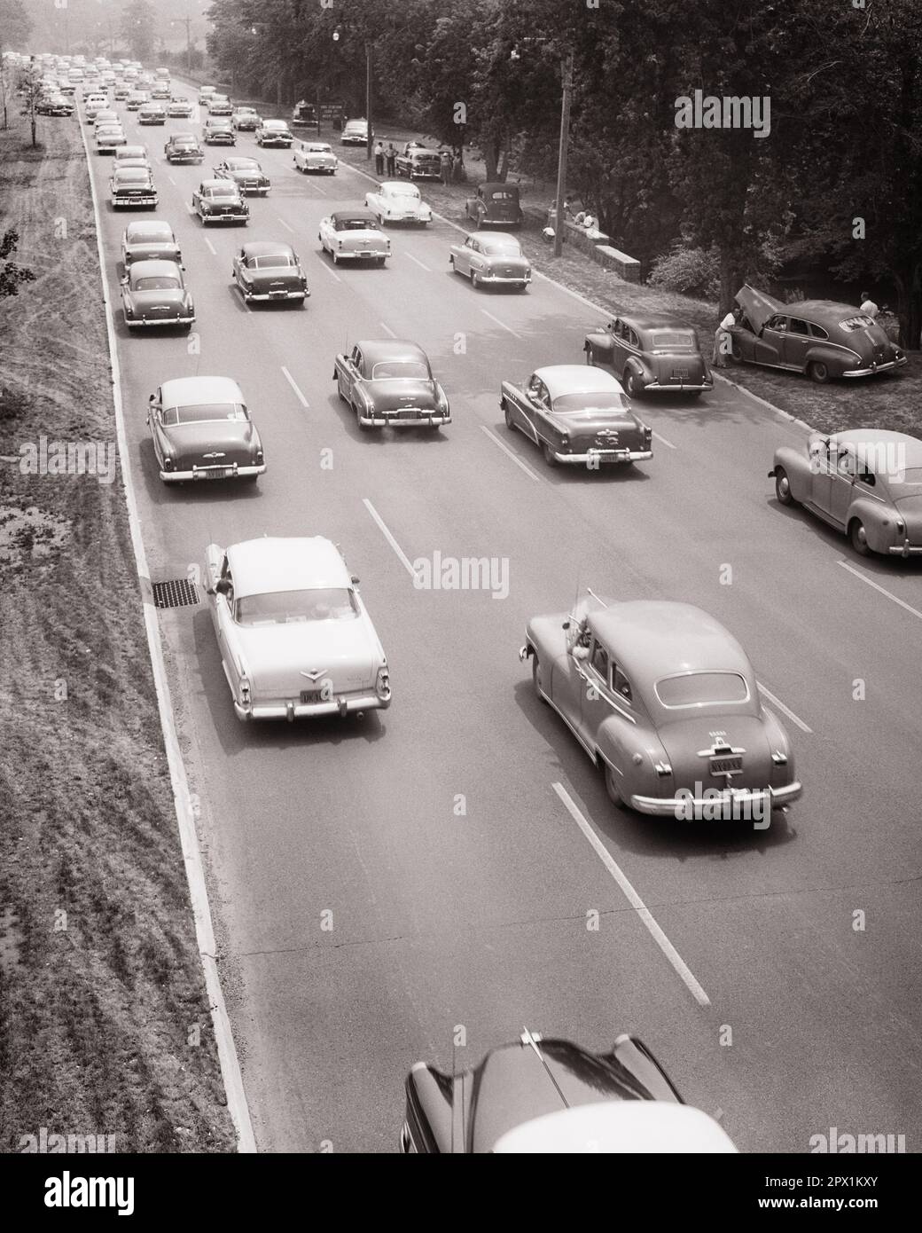 1950S SOMMERVERKEHR AUF DER EXPRESSWAY MEHRERE AUTOS WURDEN MIT ÜBERHITZTEN MOTOREN ANGEHALTEN - M5077 HAR001 HARS KOOPERATION MOTOREN PARKWAY SAISON MEHRERE URLAUBE SCHWARZ-WEISS EXPRESSWAY HAR001 ALTMODISCH ÜBERHITZT Stockfoto