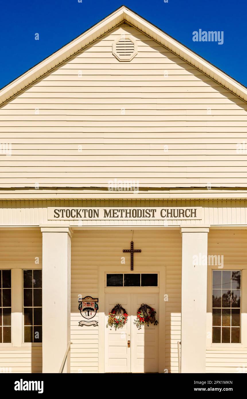 Die Stockton Methodist Church wird am 22. April 2023 in Stockton, Alabama, abgebildet. Die Kirche der klassischen Wiedergeburt wurde 1929 erbaut. Stockfoto