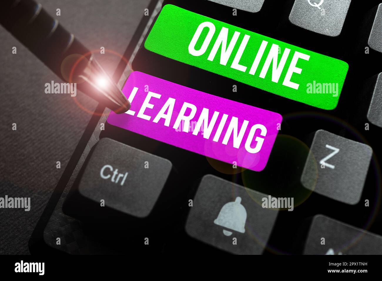 Schreiben mit Text Online Learning, Business Idea Larning mit Hilfe des Internets und eines Computers Stockfoto