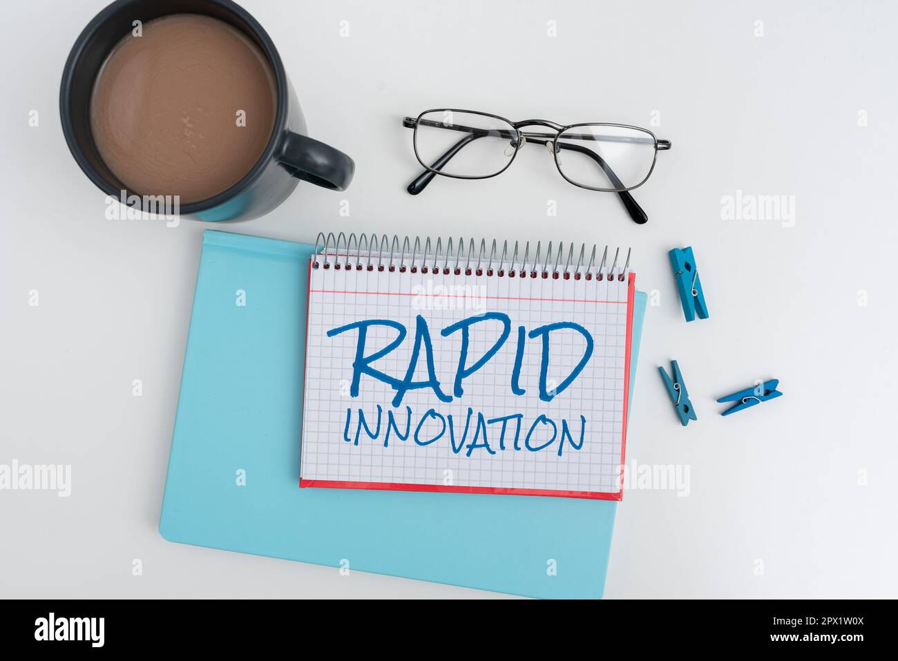 Textunterschrift mit Rapid Innovation, Wort für die Eigenschaft einer Website, die Suchmaschinenalgorithmen verwendet Stockfoto