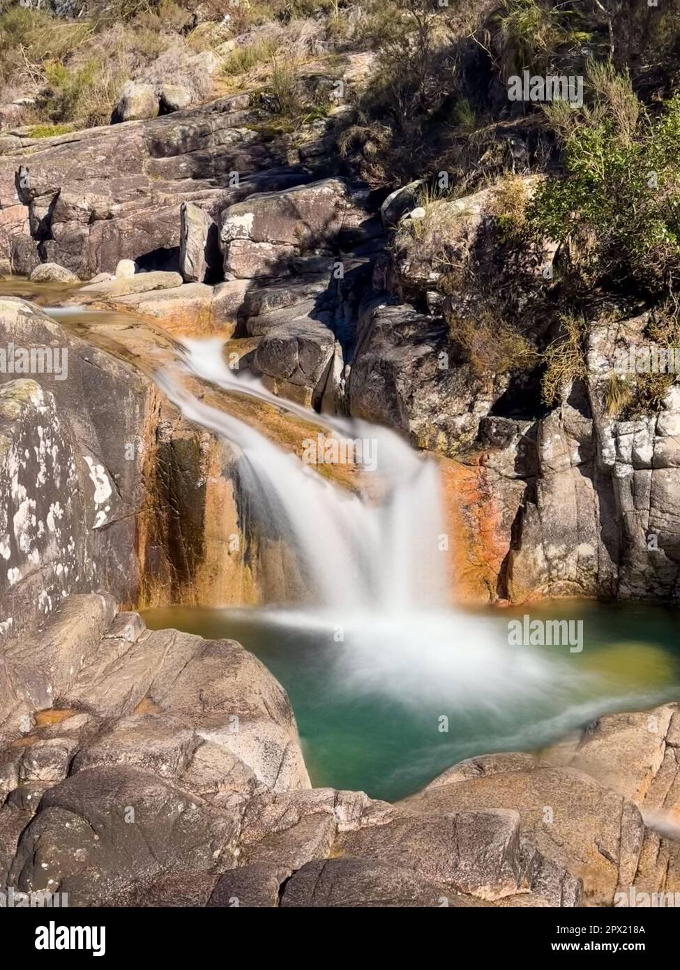 Cascata do Tahiti ist auch bekannt als Fecha das Barjas und ist ein Wasserfall mit mehreren natürlichen Pools, in denen Sie schwimmen können. Es befindet sich in der Peneda Gêre Stockfoto