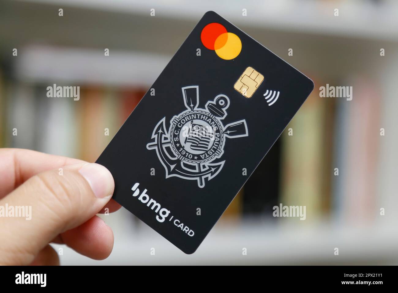 Minas Gerais, Brasilien - 01. Mai 2023: Kreditkarte mit dem Mastercard-Logo der BMG Corinthians Paulista Bank, redaktionelles Bild. Stockfoto