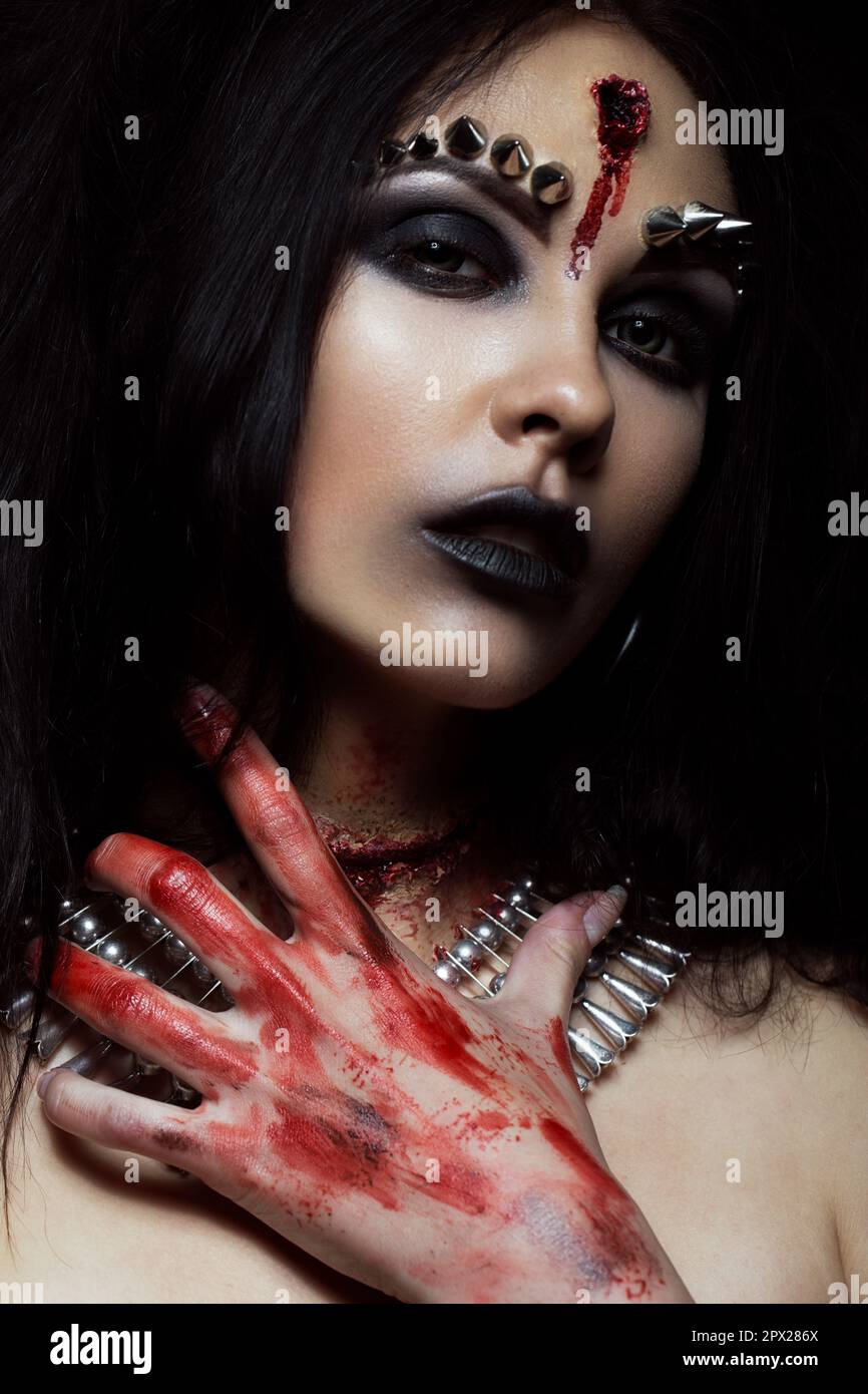 Dämon Mädchen mit einer Kugel in den Kopf und die Kehle durchgeschnitten. Ein Bild für Halloween. Fotos im Studio Stockfoto