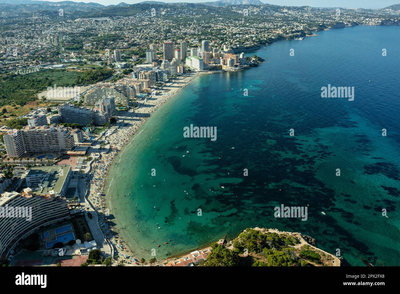 Luftaufnahme atemberaubende Penyal dIfac Naturpark von Penon de Ifach massiven Kalkstein auf dem Mittelmeer, vertäute Schiffe im Hafen von Calpe. Sunn Stockfoto