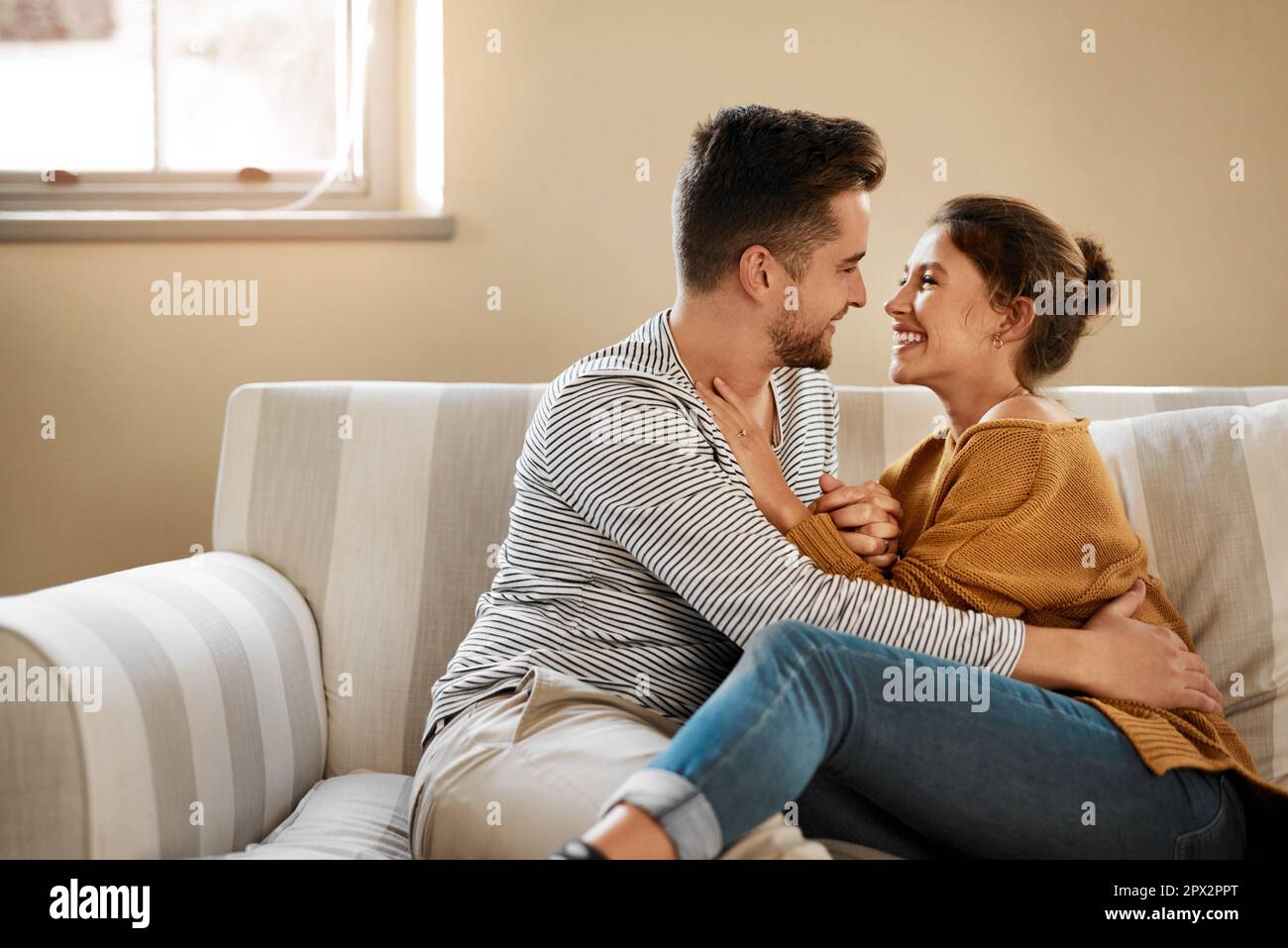 Mein Mann Schläft Immer Auf Dem Sofa Ich hätte nicht gedacht, dass ich so lieben könnte. Ein junges Paar