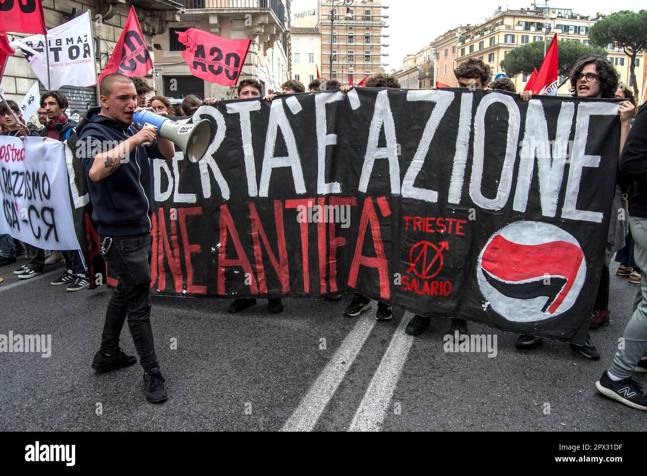 Rom, Italien, Italien. 1. Mai 2023. Demonstration in Rom, um gegen die Regierung von Meloni zu protestieren, und das Arbeitsdekret, das heute, am 1. Mai, im Palazzo Chigi diskutiert wird und das unter anderem eine Kürzung des "Staatsbürgerschaftseinkommens" beinhaltet. Während der Prozession wurden einige Eier auf den Sitz des Premierministeriums, Abteilung für den öffentlichen Dienst (Kreditbild: © Matteo Nardone/Pacific Press via ZUMA Press Wire), NUR REDAKTIONELLE VERWENDUNG geworfen! Nicht für den kommerziellen GEBRAUCH! Stockfoto