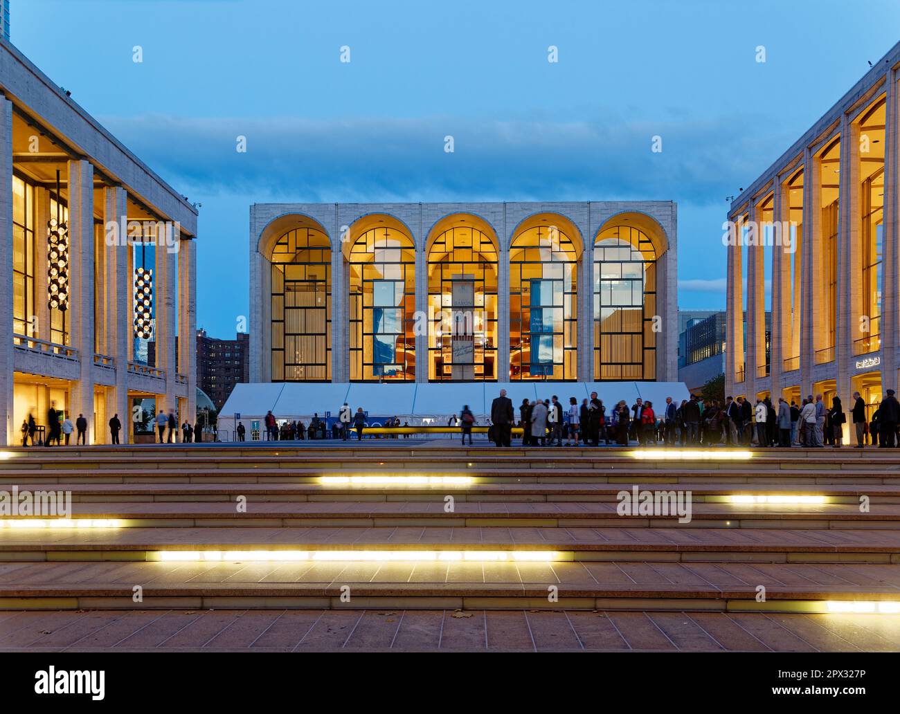 Lincoln Center bei Tagesanbruch: Blick auf das David H. Koch Theater, das Metropolitan Opera House und die David Geffen Hall rund um Josie Roberson Plaza Stockfoto