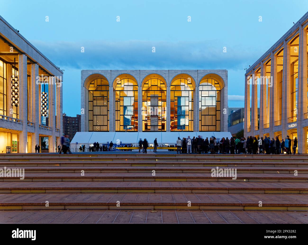 Lincoln Center bei Tagesanbruch: Blick auf das David H. Koch Theater, das Metropolitan Opera House und die David Geffen Hall rund um Josie Roberson Plaza Stockfoto