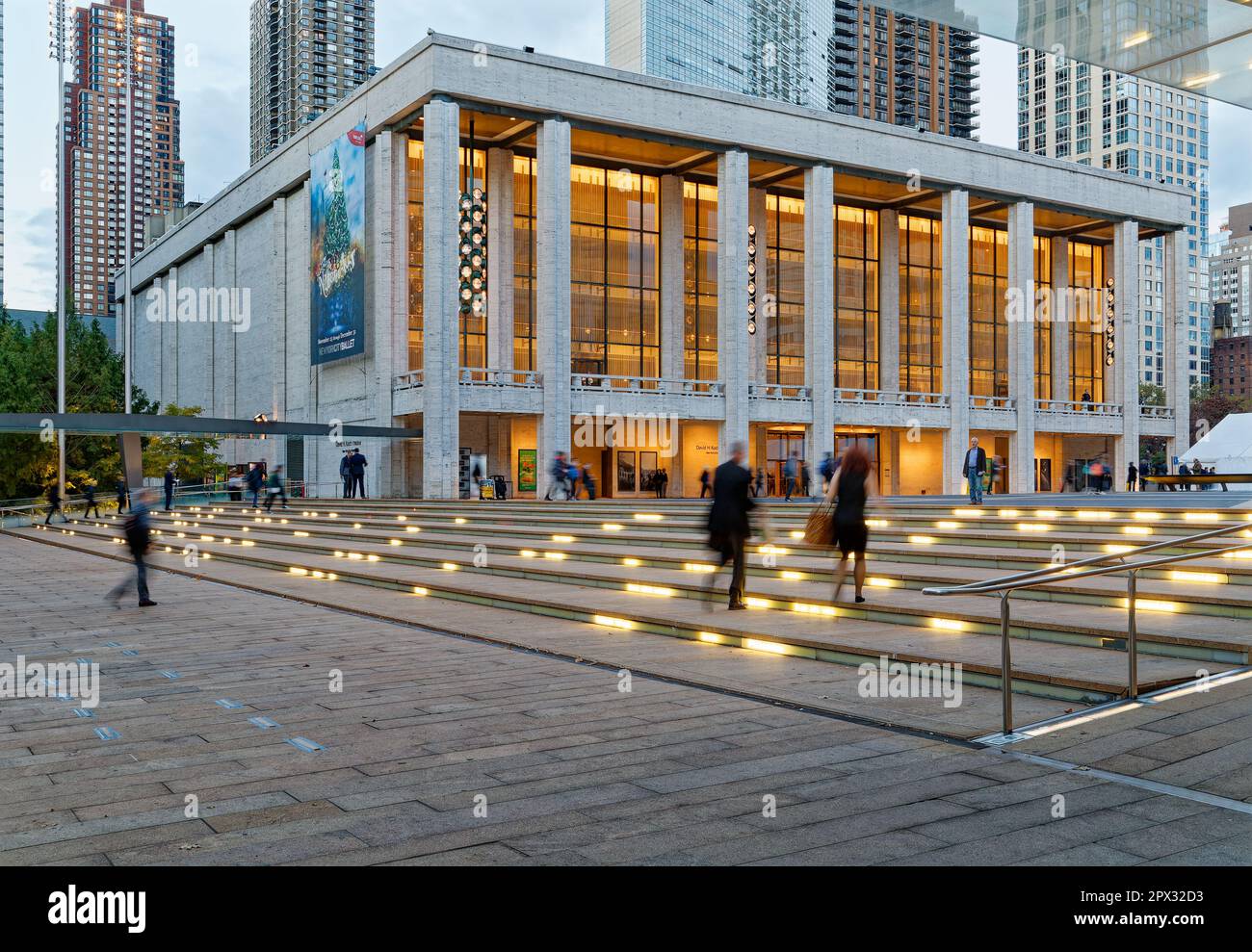 Lincoln Center bei Sonnenaufgang: David H. Koch Theater, auf Josie Robertson Plaza, mit Metropolitan Opera House auf der rechten Seite (2016). Stockfoto