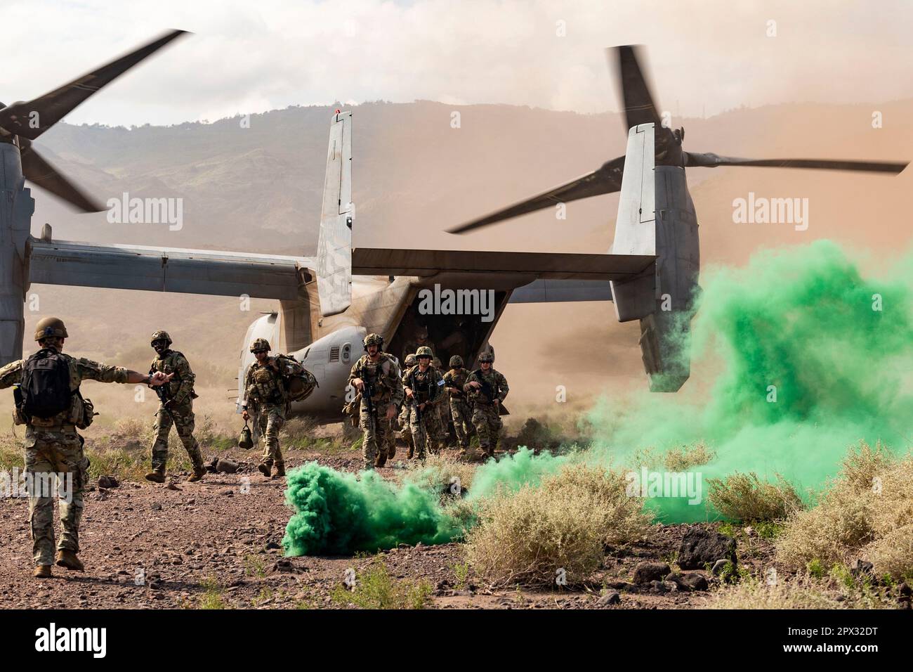 US-Mitglieder verlassen einen MV-22B Osprey während des Wettbewerbs der besten Krieger in Arta Range, Dschibuti, 2023. Die Teilnehmer wurden am nächsten Tag über Osprey abgesetzt und abgeholt. (USA Air Force Foto von Senior Airman William Rio Rosado) Stockfoto
