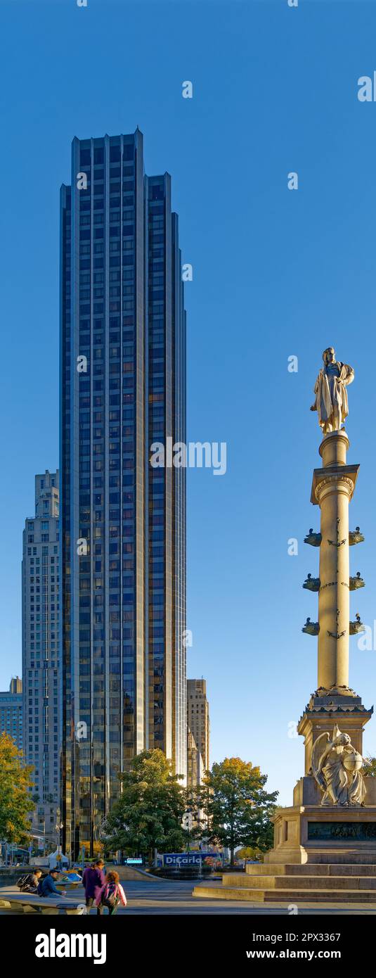 Das Columbus Monument und Trump International Hotel & Tower dominieren den Columbus Circle, an der südwestlichen Ecke des Central Park von Manhattan. Stockfoto