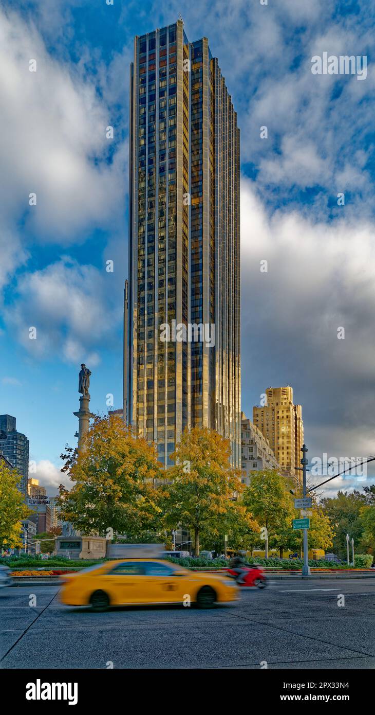 Das Columbus Monument und Trump International Hotel & Tower dominieren den Columbus Circle, an der südwestlichen Ecke des Central Park von Manhattan. Stockfoto