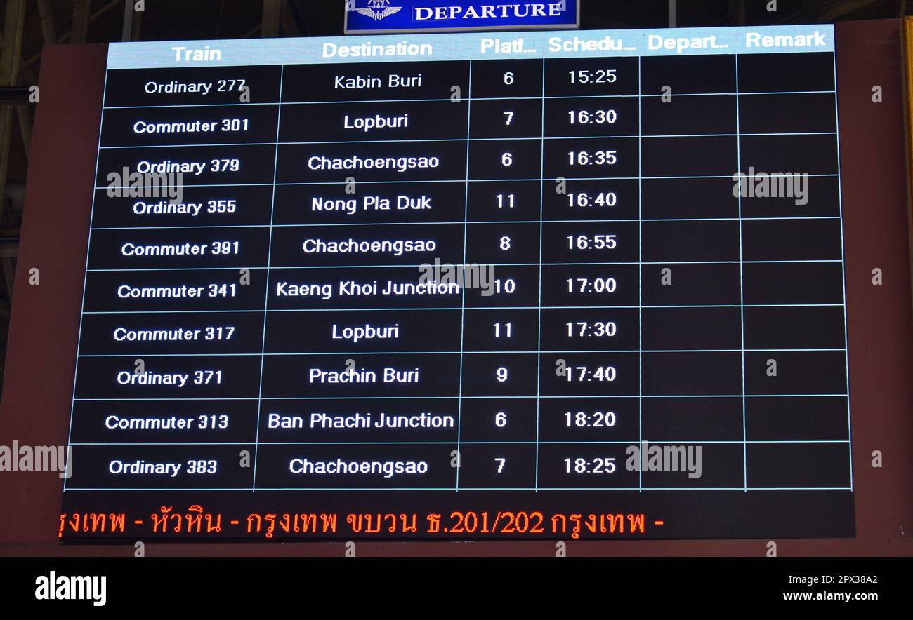 Obwohl viele der Züge zu einem neuen Bahnhof im Norden der Stadt umgezogen sind, fahren einige Züge immer noch vom Bahnhof Hua Lampong in Bangkok, Thailand. Stockfoto