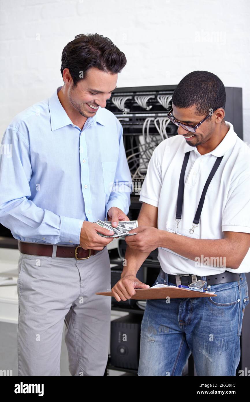 Professionell und kostengünstig. Ein junger IT-Spezialist, der bereit ist, einen Server zu reparieren. Stockfoto