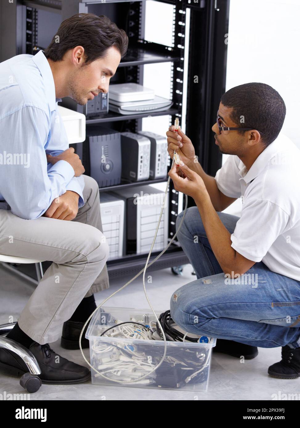 Er kennt sich aus. Ein junger IT-Spezialist, der bereit ist, einen Server zu reparieren. Stockfoto