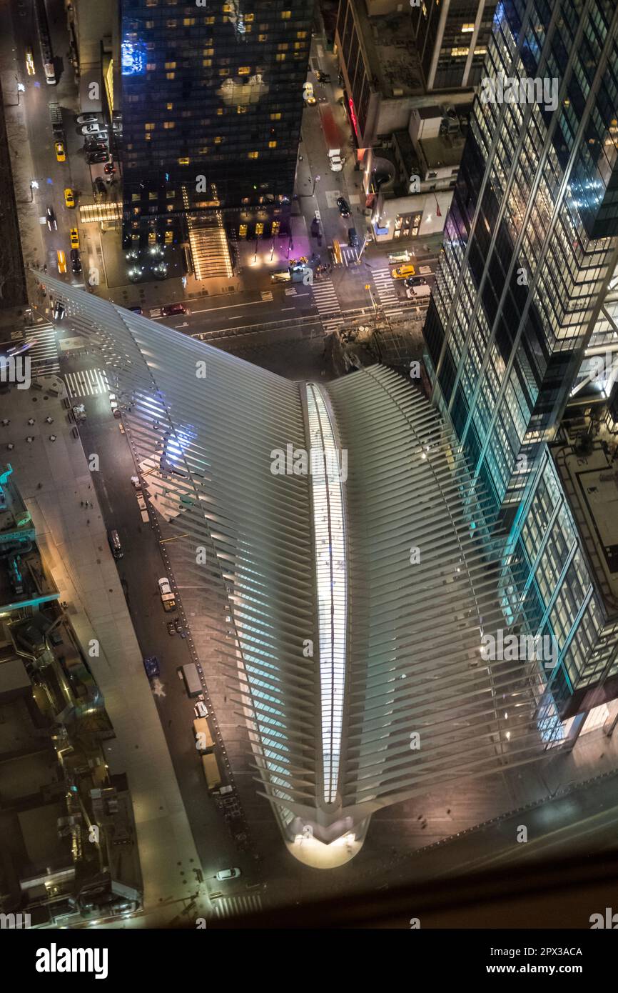 Manhattan, New York, USA - 12. 2018. Dezember: Blick vom World Trade Center Observatorium mit einem Gebäude auf das Dach des Oculus Center-Gebäudes Stockfoto