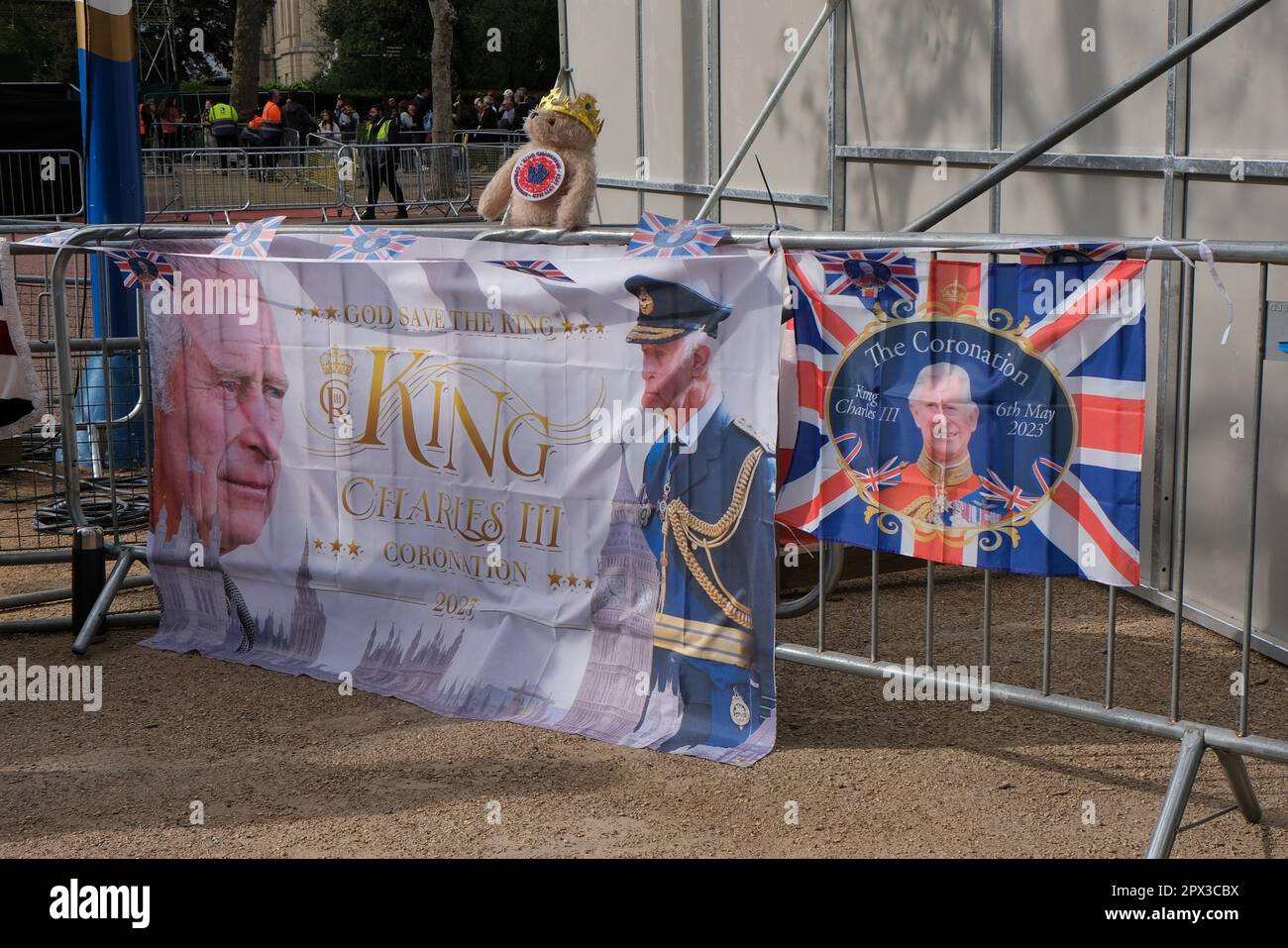 London, Großbritannien. König-Charles-Banner wurden von einem Superfan vor dem Krönungstag für den Monarchen an einer Barriere in der Mall befestigt Stockfoto
