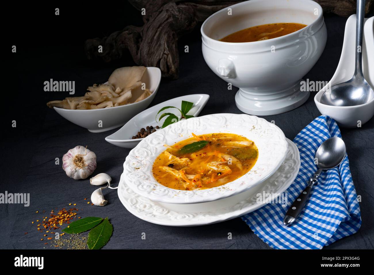 Pikante Austernsuppe mit Hühnerfleisch Stockfoto