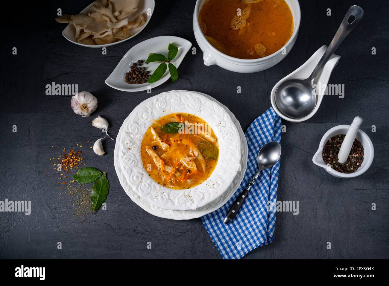 Pikante Austernsuppe mit Hühnerfleisch Stockfoto