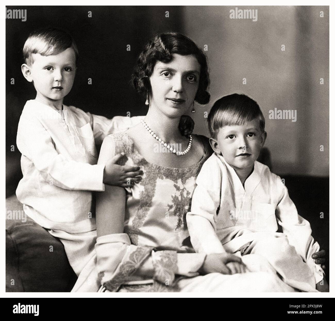 1932 c., Rom , ITALIEN : die italienische Prinzessin MAFALDA di SAVOIA ( 1902 - 1944 ) , verheiratet mit dem deutschen Prinzen Filippo d' Assia Kassel ( Philipp von HESSEN ) , auf diesem Foto mit Söhnen : MORITZ ( Maurizio , 1926 - 2013 ) und HENRICH ( Enrico , 1927 - 1999 ). Mafalda war die Tochter des italienischen Königs VITTORIO EMANUELE III und der Königin ELENA ( Helene del Montenegro ). Foto: EVA BARRETT ( 1879 - 1950 ). - SAVOY - principessa - ITALIA - personalità celebrità da BAMBINI - da piccolo da piccoli piccola - bambino - KIND - KINDHEIT - KINDHEIT - INFANZIA - PERSÖNLICHKEIT PROMINENTE - Persönlichkeiten Prominente wann war CHI Stockfoto