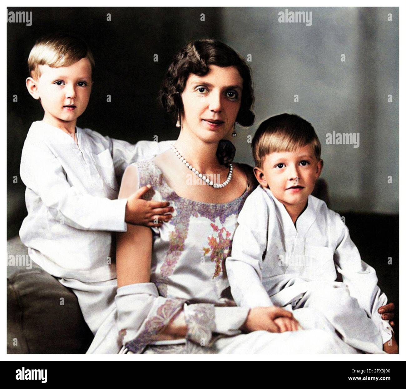 1932 c., Rom , ITALIEN : die italienische Prinzessin MAFALDA di SAVOIA ( 1902 - 1944 ) , verheiratet mit dem deutschen Prinzen Filippo d' Assia Kassel ( Philipp von HESSEN ) , auf diesem Foto mit Söhnen : MORITZ ( Maurizio , 1926 - 2013 ) und HENRICH ( Enrico , 1927 - 1999 ). Mafalda war die Tochter des italienischen Königs VITTORIO EMANUELE III und der Königin ELENA ( Helene del Montenegro ). Foto: EVA BARRETT ( 1879 - 1950 ). DIGITAL GEFÄRBT .- SAVOY - principessa - ITALIA - personalità celebrità da BAMBINI - da piccolo da piccoli piccola - bambino - KIND - KINDHEIT - INFANTILE - PERSÖNLICHKEITSPROMINENZ - Persönlichkeiten Cele Stockfoto