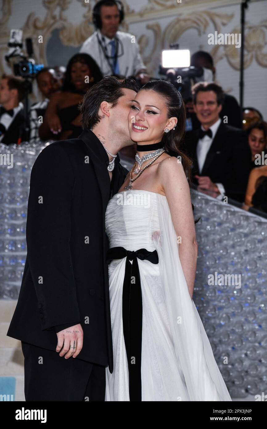 New York, USA. 01. Mai 2023. Brooklyn Beckham und Nicola Peltz gehen auf dem roten Teppich auf der 2023 Metropolitan Museum of Art Costume Institute Gala zur Eröffnung der Ausstellung Karl Lagerfeld: A Line of Beauty im Metropolitan Museum of Art in New York, NY, am 1. Mai 2023. (Foto: Anthony Behar/Sipa USA) Guthaben: SIPA USA/Alamy Live News Stockfoto